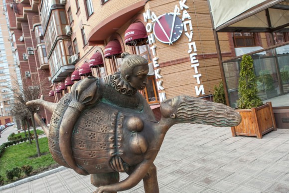 Елітний будинок в центрі Києва: журналісти показали нове житло радника голови МВД